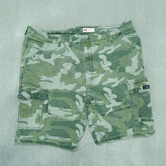 Wrangler Other - Wrangler cargo shorts men's size 44 green camo camouflage relaxed fit cotton